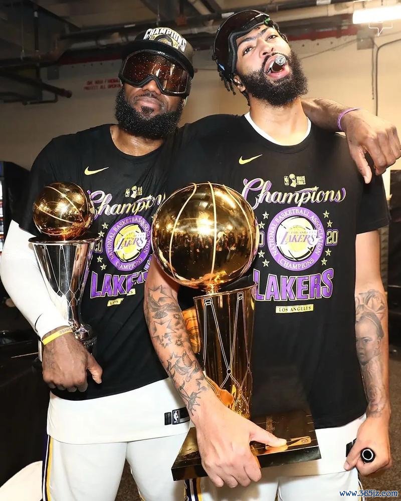 詹姆斯创两项历史纪录，浓眉21+20，湖人战胜国王