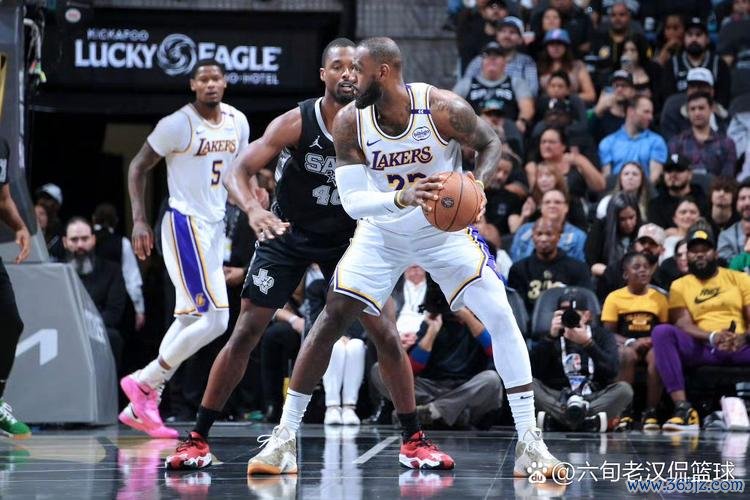 詹姆斯四连三双浓眉轰40+12 湖人险胜马刺豪取4连胜